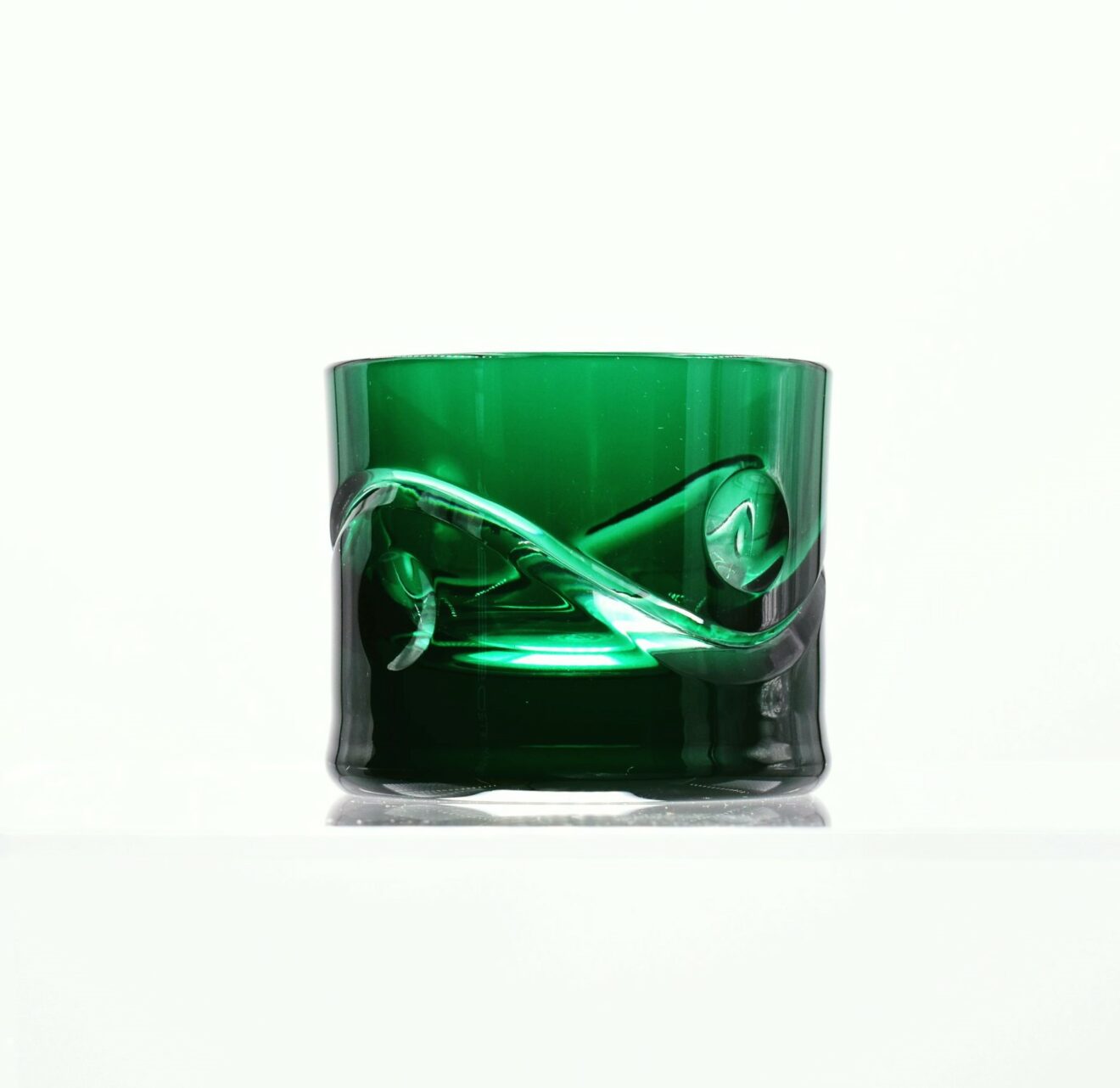Teelichthalter “Vice Versa”, 6 cm. Cristallerie de Montbronn, dunkelgrünes Kristallglas