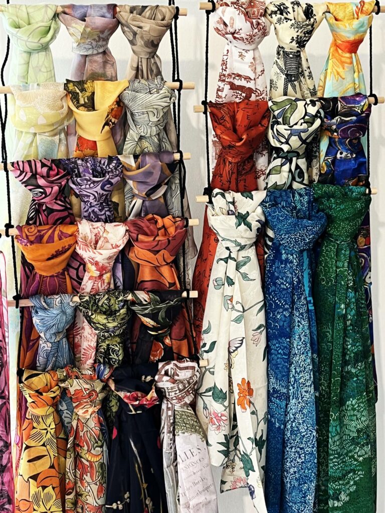 In neuen Farben! Wertvolle Marken Schals für Damen