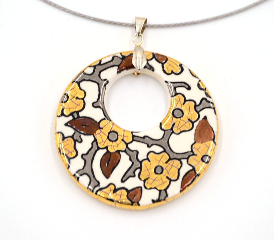 Emaille-Medaillon "Fleurs de Pommiers, klein", 5 cm. Emaux de Longwy. Emaille, Gold. Versilberter Halsreif