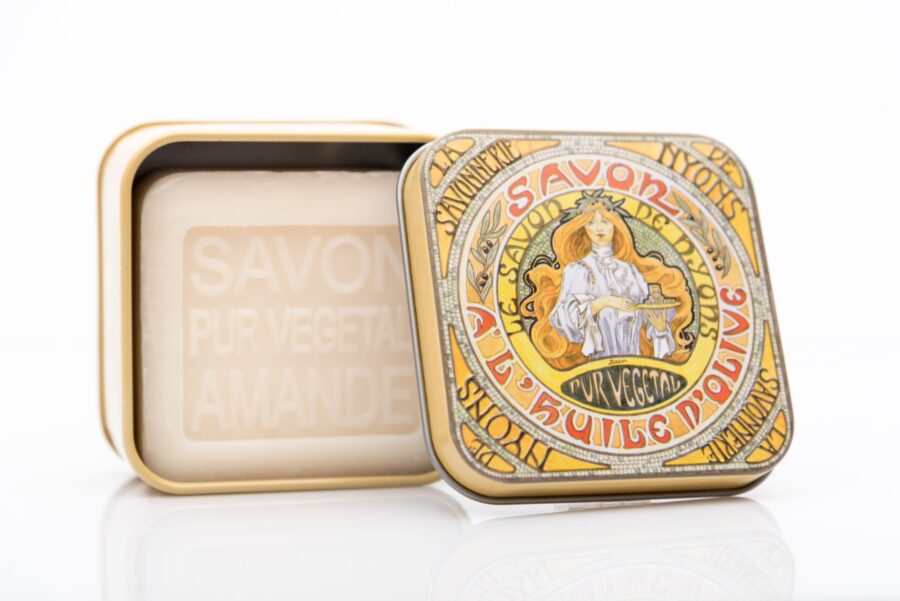 Vintage Blechdose mit Seife „Jugendstil Schönheit mit Tablett“, 100 g. La Savonnerie de Nyons, Duft „Mandel“ – Bild 2