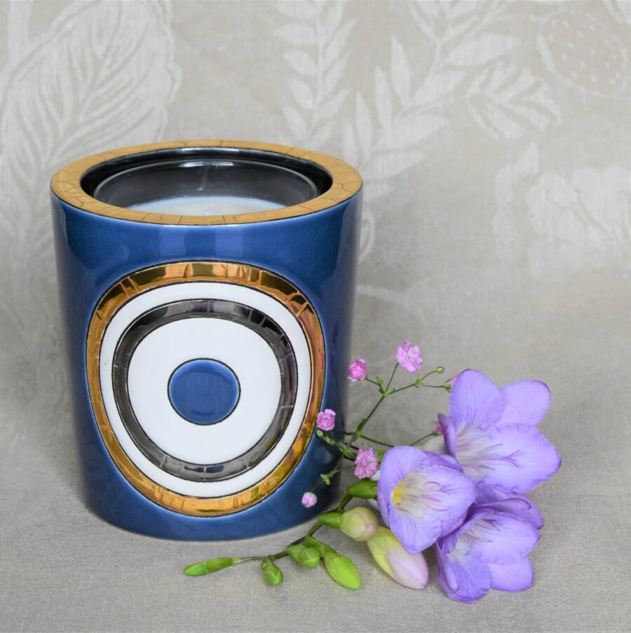 Duftkerze "Géo bleu bohème", 11,5 cm. Emaux de Longwy. Emaille, Gold, Platin. Duft "Leder & Feuer"